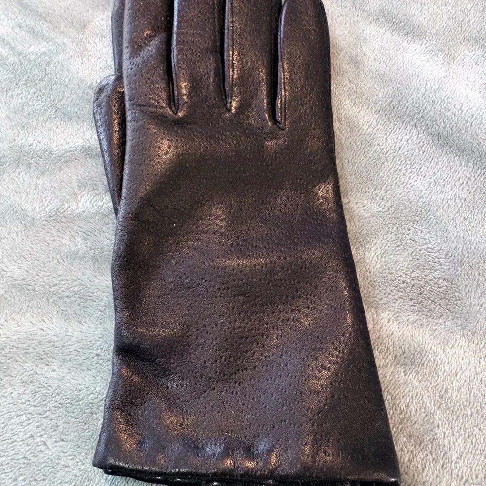 Isotoner Elegant Black Leather Gloves